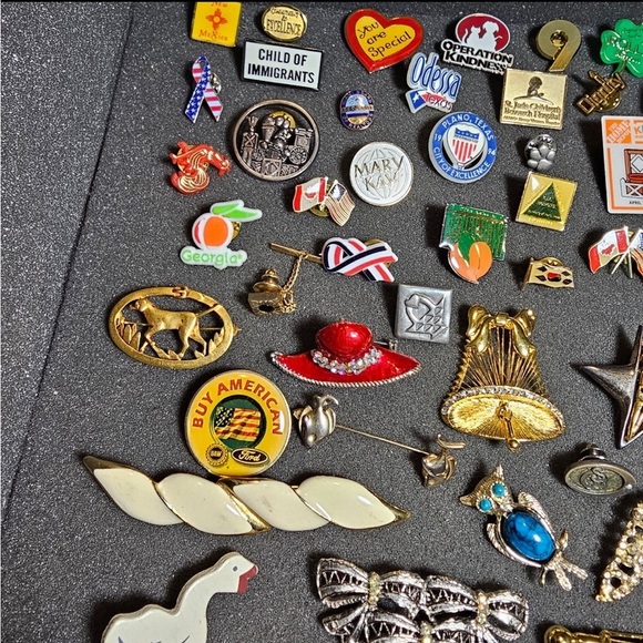 Large Lot Of 56 Pins & Brooches Various Styles Colors & Materials Some Branded - Picture 5 of 10